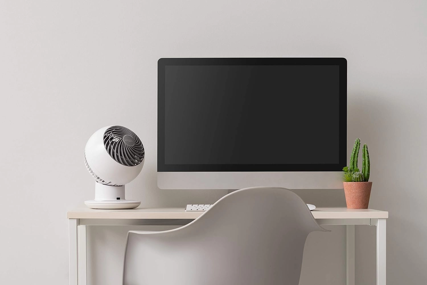IRIS USA WOOZOO Desk Fan with Remote, Oscillating Table Air Circulator, 5 Speeds, 82ft Max Air Distance, 90° Adjustable Tilt, 30db Low Noise Motor, Small Fan for Bedroom, Office, Dorm, White