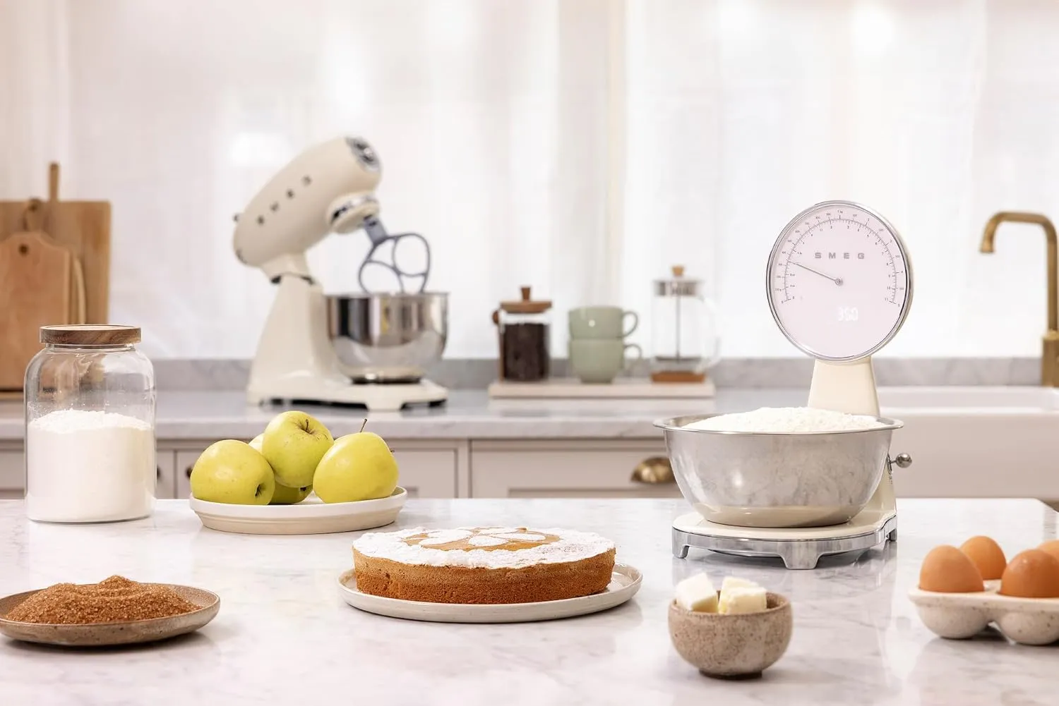 SMEG Retro-Style Analog & Digital Kitchen Scale, 11 lb Capacity, Rechargeable Battery, Backlit LCD Display, Stainless Steel Bowl (Cream)